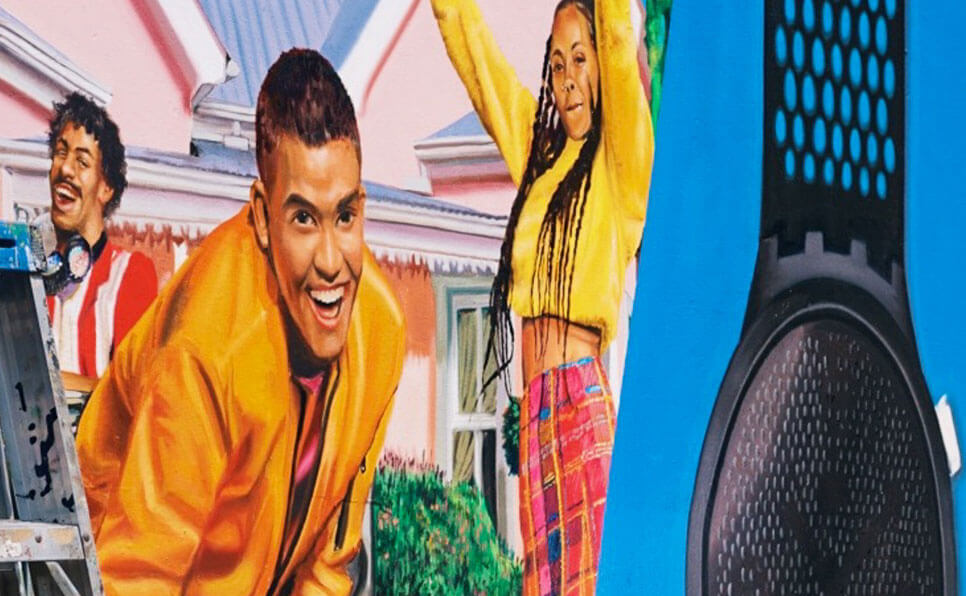 is image me 3 log hai, aur aisa lgta ye teeno khush hai. apne life me.